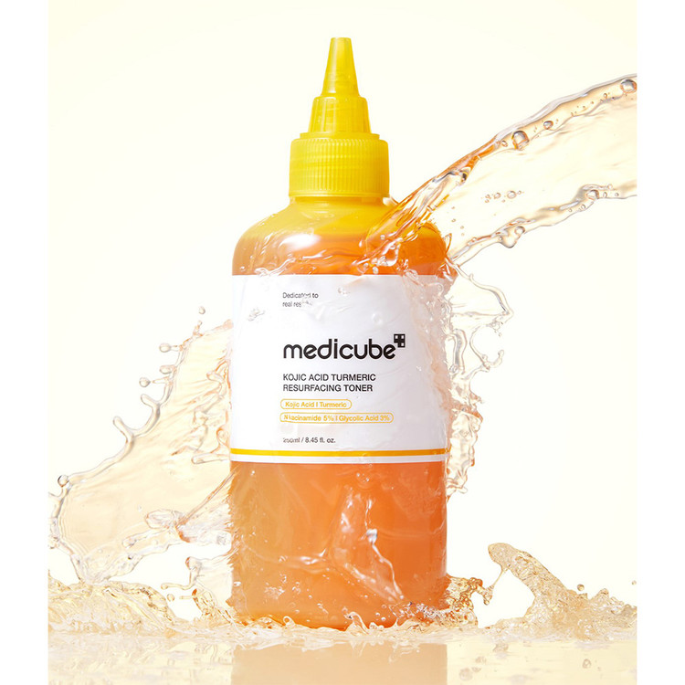 تونر کوجیک اسید و زردچوبه مدی کیوب MEDICUBE
